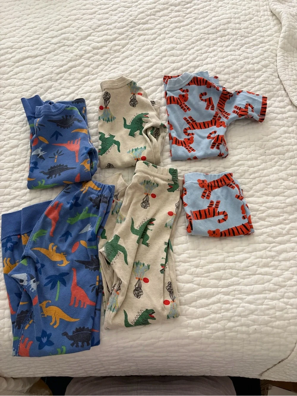 Hanna Andersson 5t pajamas - bundle of 3